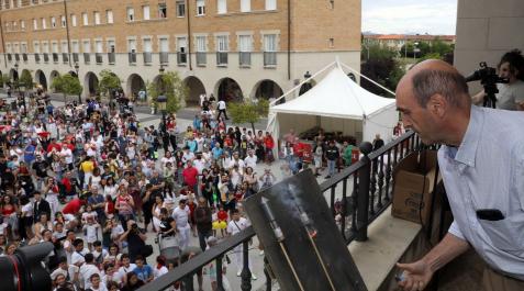 A_ EDUARDO BUXENS F (35079678) A: EDUARDO BUXENS
F: 22 JUNIO 2022
L: ORKOYEN
T: inicio fiestas Orkoyen - cohete