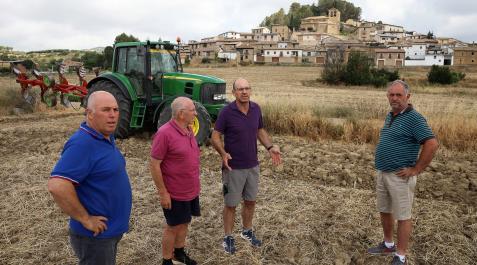 JUNTO AL CORTAFUEGOS Desde la izda., Jesús Ángel Guillén Ayape, Ignacio Barber Zulet, Carlos Rodríguez Eguilaz y Fran Samper Carrica, agricultores de Eslava.