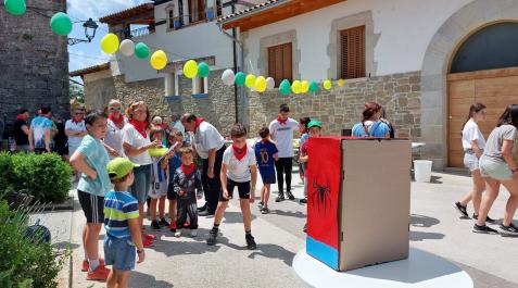 Con motivo de la recuperación de las fiestas, se encargaron pañuelos rojos con el escudo de Meoz. Con motivo de la recuperación de las fiestas, se encargaron pañuelos rojos con el escudo de Meoz.