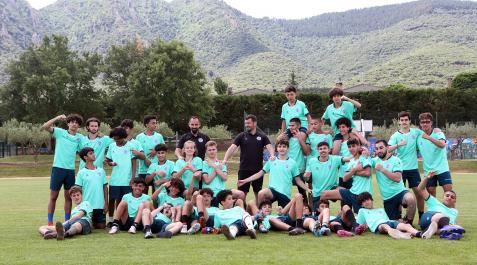 Afganos Los chavales de The Bridge, junto a los hermanos Beroiz, preparan en Ayegui los próximos partidos frente al Izarra, Real Unión y Touring antes de jugar la Donosti Cup