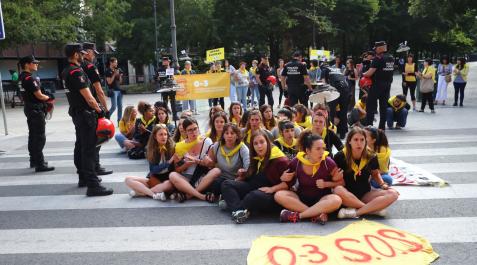 Desalojo de la protesta de la Plataforma 0-3 en el Paseo Sarasate Momento del desalojo a primera hora de este jueves