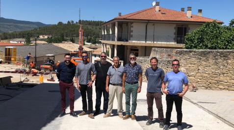 pavimentar-calle-Aibar El director general de Administración Local y Despoblación, Jesús Mari Rodríguez, el alcalde de Aibar, Aritz Burguete, acompañados por miembros de la corporación municipal y técnicos responsables de la obra