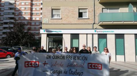 quiron Concentración de trabajadores de Quironprevención ante la sede de Pamplona en la avenida Sancho el Fuerte