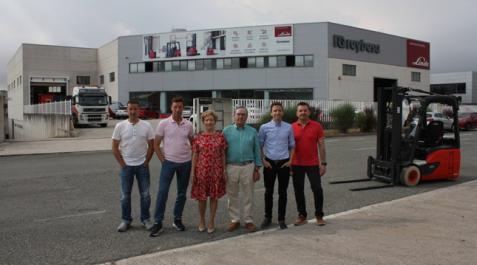 De izda a dcha: Iñigo Redín (Responsable de Taller), Fernando Redín (Responsable Comercial), Mª Angeles Itoiz y Telesforo Redín (padres), Diego Redín (Gerente de Autocar) y Enrique Redín (Gerente de Reybesa) De izda a dcha: Iñigo Redín (Responsable de Taller), Fernando Redín (Responsable Comercial), Mª Angeles Itoiz y Telesforo Redín (padres), Diego Redín (Gerente de Autocar) y Enrique Redín (Gerente de Reybesa)