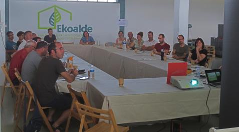 batzarra argazki2 Momento de la reunión de la junta directiva de Ekoalde.