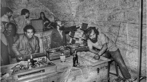 Encuentros del 72 Luis de Pablo (con barba) y José Luis Alexanco, supervisando su obra 'Soledad interrumpida' en la Sala de Armas de la Ciudadela. /