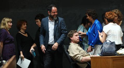 De izda. a dcha.: Arantxa Izurdiaga (Bildu), Blanca Regúlez (Geroa Bai), Ainhoa Aznárez (Podemos), Ramón Alzórriz (PSN), Maiorga Ramírez y, al fondo, Laura Aznal (Bildu), Ainhoa Unzu (PSN), de espaldas Bakartxo Ruiz y a su lado Patricia Perales (ambas de Bildu), conversan minutos antes del inicio del pleno parlamentario de este jueves