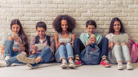 ADOLESCENTES-RELACIONES-MOVIL-ORDENADOR Los adolescentes sentados junto a sus amigos pero usando el móvil o la tablet en lugar de mantener conversaciones cara a cara