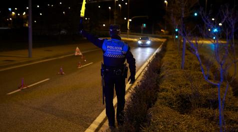 control-policia-municipal Un agente de la Policía Municipal de Pamplona en un control nocturno