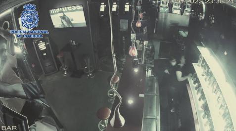 robo-cuchillo-logrono Un momento del robo captado por una cámara del bar