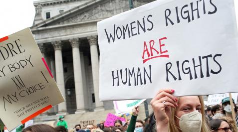 AbortoEEUU Varias mujeres protestan contra la derogación del derecho al aborto en una imagen del pasado mes de mayo en Nueva York