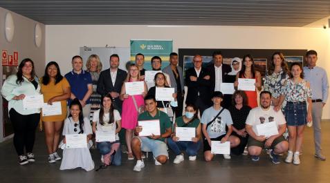 Alumnos y autoridades posaron juntos tras la entrega de los XX Premios Futuros Profesionales de la AER que tuvo lugar este viernes en la Ciudad Agroalimentaria de Tudela