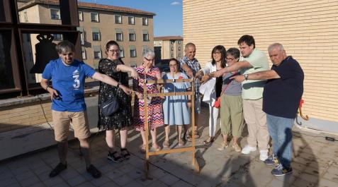 Cohete de fiestas de San Juan en Tudela De izquierda a derecha: los miembros de ANFAS Urko Álava González, Ana González Munilla, Mari Carmen Esain Ibiricu, Laura Elía Bona, Jesús Gracia Eraso, Encarna Sánchez Escribano (responsable de ANFAS Tudela), Mª Pilar López Fernández, Julen Álava González y Francisco Javier Oses Orta