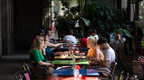 turistas terraza Varias personas sentadas en una mesa en la plaza Real de Barcelona este mes de junio