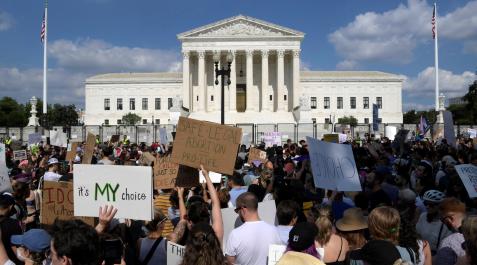 protestas aborto eeuu Decenas de personas, en una manifestación contra el fallo que elimina el derecho al aborto, frente al Tribunal Supremo en Washington (EEUU).