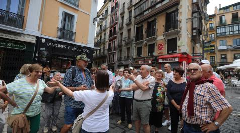 Un grupo de jubilados de Mallorca recorre las calles de Pamplona mientras una guía les muestra los emblemas de la ciudad. Un grupo de jubilados de Mallorca recorre las calles de Pamplona mientras una guía les muestra los emblemas de la ciudad.