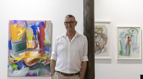 El artista Juan Belzunegui posa junto algunas obras de la exposición en la galería Apaindu El artista Juan Belzunegui posa junto algunas obras de la exposición en la galería Apaindu
