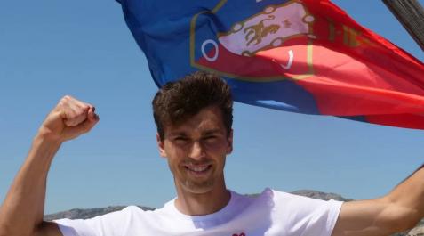 torro Lucas Torró ondea la bandera de Osasuna en el spot de su renovación