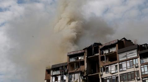 kiev edificio bombardeado Edificio residencial en Kiev bombardeado este domingo por Rusia
