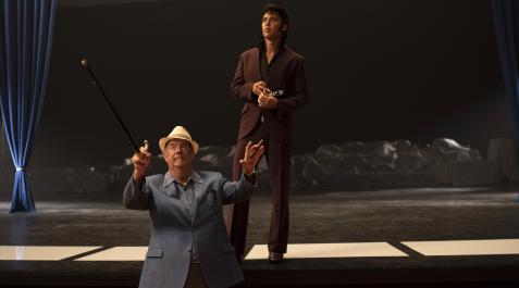 elvis musical Fotograma cedido por Warner Bros donde aparece el actor Tom Hanks como el coronel Tom Parker y Austin Butler como Elvis