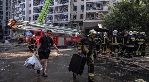 kiev bombardeo Zona del edificio residencial bombardeado este domingo en Kiev