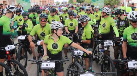 Varios miembros del Club Ciclista Arguedano esperan en la línea de salida de la villa ribera al inicio de la 23 Extreme Bardenas celebrada ayer sobre un recorrido de casi 100 km. Varios miembros del Club Ciclista Arguedano esperan en la línea de salida de la villa ribera al inicio de la 23 Extreme Bardenas celebrada ayer sobre un recorrido de casi 100 km