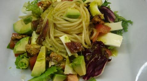 2012-55316 La vinagreta de pesto es clave para que esta ensalada esté deliciosa