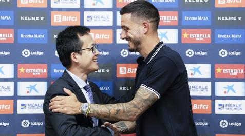 Joselu Joselu estrecha la mano del consejero delegado del Espanyol, Mao Ye, durante su presentación como jugador del Espanyol