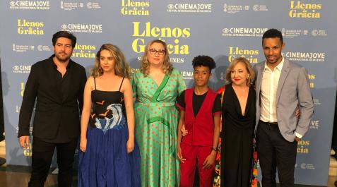 DDN_26-06-2022_18h47m_(35105519) De izquierda a derecha, Roberto Bueso, director, las actrices Paula Usero y Anis Doroftei, Dairon Tallón, que hace de Valdo de niño, Carmen Machi y Valdo en el estreno.