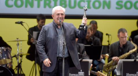 290737306_5234040630020188_6439894020742970619_n (1) Raúl Madinabeitia, productor del documental, recogiendo el premio Simón de la Academia del Cine Aragonés.