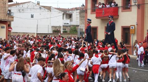 Los castejoneros bailan tras el lanzamiento del cohete que inició las fiestas