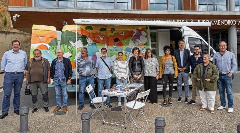 Representantes institucionales y locales frente a la furgoneta preparada como biblioteca móvil que recorrerá Tierra Estella