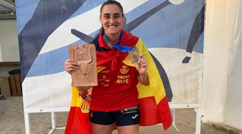 PGuardado Patricia Encinas, con el trofeo a mejor portera y la plata mundial