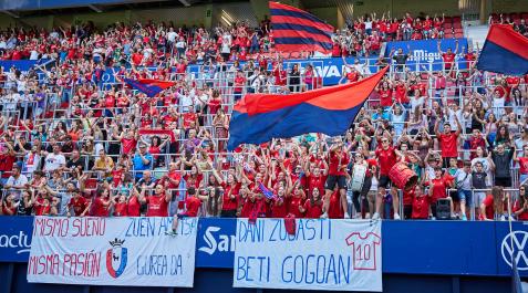 socios-osasuna La afición de Osasuna acudió en masa a El Sadar para presenciar el duelo ante el Espanyol femenino