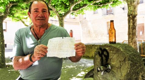 Botella Ángel Luis Pérez muestra el mensaje que encontró en la botella de la derecha mientras pescaba