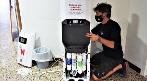 Fuentes de agua en el Hospital Reina Sofía de Tudela Un operario procede a la instalación de una de las nuevas fuentes de agua en el interior del Hospital Reina Sofía de Tudela