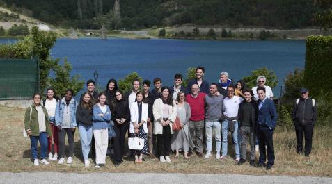 Foto de grupo del alumnado y profesorado de la Escuela de Verano del Campus Ultzama Foto de grupo del alumnado y profesorado de la Escuela de Verano del Campus Ultzama