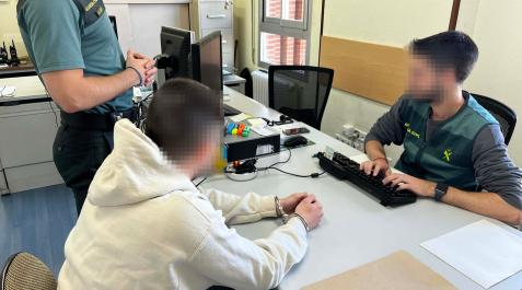Detenido por agresión El detenido, en las dependencias de la Guardia Civil