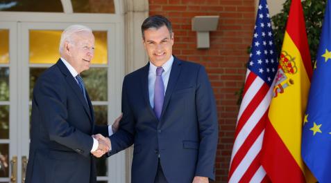 biden-sanchez.jpg El presidente de Estados Unidos, Joe Biden, saluda al presidente del gobierno de España Pedro Sánchez, este martes a su llegada al Palacio de la Moncloa en Madrid, en la que se celebra la cumbre de la OTAN