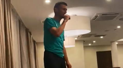 Oier Oier Sanjurjo cantando ante sus compañeros del AEK Larnaca
