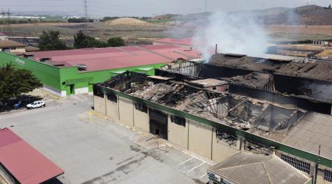 planasa-incendio Estado de una de las naves de Planasa dañada por el incendio de Arguedas