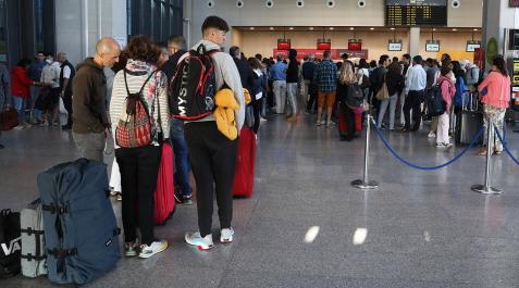 Irlanda Los jóvenes, esperando en la línea junto a familiares para registrarse en el vuelo hacia Knock