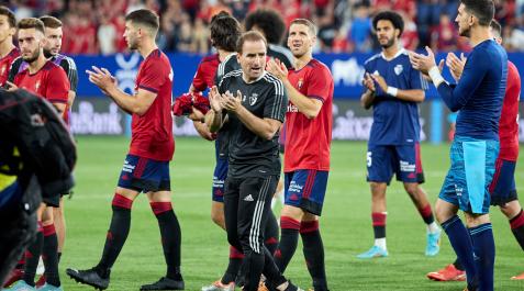 A_ J. (35117356) Jagoba Arrasate se despide de los aficionados junto a sus jugadores en el último partido de la temporada pasada