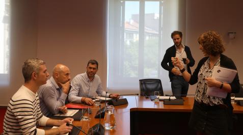 Parlamento Jorge Esparza, Iñaki Iriarte, Javier García y Alberto Bonilla, de Navarra Suma, y Patricia Perales, de EH Bildu, hablan antes del inicio de la comisión parlamentaria