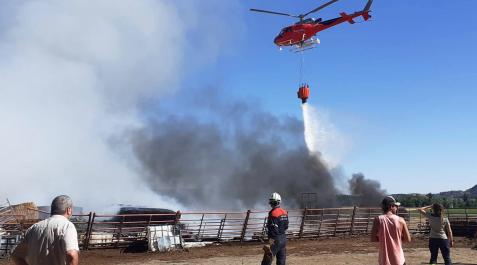 Incendio SOFOCADOS OTROS CUATRO INCENDIOS. Los bomberos de Navarra tuvieron que intervenir ayer en cuatro incendios declarados en un campo de cereal de Muruzábal, una finca de rastrojo de Carcastillo y una zona de Artazu ya afectada la semana pasada. También, en una pajera de Larraga, en la imagen