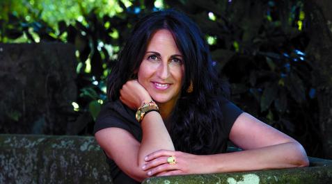 Maria Oruña La escritora María Oruña, que acaba de publicar El camino del fuego, participará esta tarde en el Club de Lectura de Diario de Navarra.