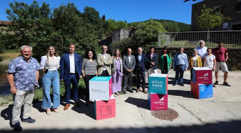 IZubiri Instituciones, empresarios y vecinos participantes en el foro de ‘Impulsar Navarra’ celebrado por la tarde en la plaza de Zubiri. Asistieron como público unas 30 personas