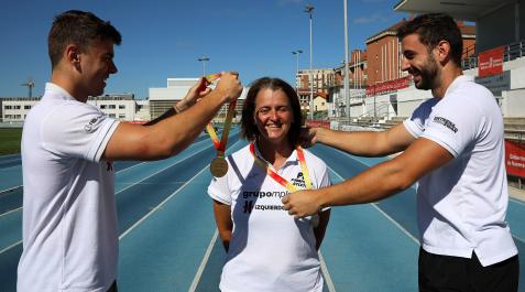 Quijeras Los hermanos Quijera cuelgan las medallas en el cuello de su entrenadora