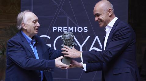 goya 2023 Fernando Méndez-Leite hace entrega de la estatuilla al alcalde de Sevilla, Antonio Muñoz, durante la presentación de la 37 edición de los Premios Goya