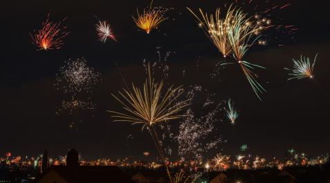 123217524_m Imagen de fuegos artificiales celebrando una fiesta.
